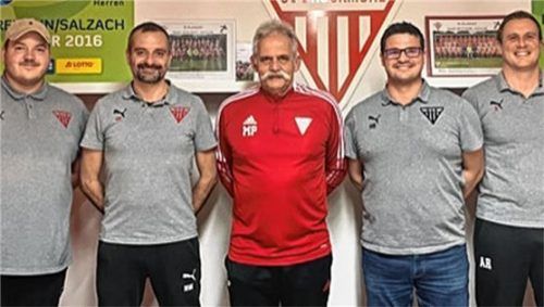 Beim SV Bruckmühl hat die komplette Trainerriege um Chefcoach und Ex-Profi Mike Probst (Dritter von links) für die kommende Spielzeit verlängert.Foto SV Bruckmühl