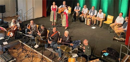 Benefiz-Crossover: Im Ballhaus spielten und sangen das Mittelmeerorchester (vorne),der „Siferlinger Dreigesang“ (stehend) und die Oberkrainer-Formation „Bast Scho“.Foto pfurtscheller