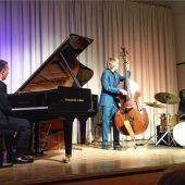 Langer Abend der Jazz-Piano-Trios endet mit Augenzwinkern und Stil