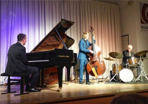 Bernd Lhotzky wirbelte im Charleston- und Ragtimestil an den Tasten, begleitet wurde er von Henning Sieverts am Bass und Initiator Michael Keul an den Drums.Foto friedrich