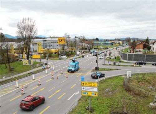 Bis in den Herbst hinein ist hier weiter Geduld gefragt: Bei laufendem Verkehr wird die Westtangente an die Staatsstraße angebunden. Foto Riediger