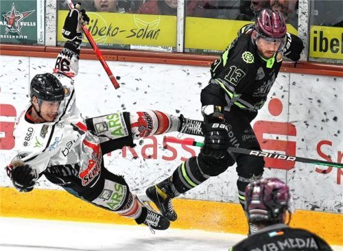 Bisher abgeprallt: Die Hannover Scorpions machten in den ersten beiden Spielen keinen Stich gegen die Starbulls Rosenheim. Das Bild zeigt den stabilen Steffen Tölzer gegen Hannovers Louis Trattner, Sohn des früheren Rosenheimer Meisterspielers von 1989, Jürgen Trattner. Foto Hans-Jürgen Ziegler