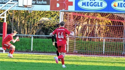 Blankes Entsetzen bei Rosenheims Dzenel Hodzic (links), nachdem er den Ball übers leere Ingolstädter Tor gesetzt hatte.Foto Hans-Jurgen Ziegler