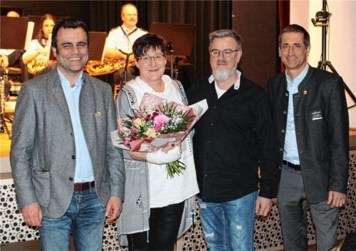 Blumen und Dank, stellvertretend für alle ehrenamtlich engagierten Bad Endorfer, gab’s für Cornelia und Peter Graf (Mitte) von Bürgermeister Alois Loferer (links) und Kurdirektor Peter Helfmeyer.Foto Ammelburger