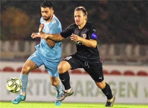 Bojan Tanev, hier links im Spiel beim SV Erlbach, ist mit zwölf Treffern bester Torschütze des abstiegsbedrohten Bayernligisten 1860 Rosenheim.Foto Butzhammer
