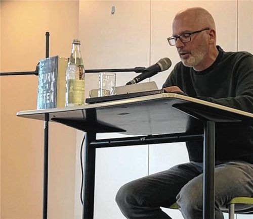 Buchautor Peter Grandl liest den Schülern der Beruflichen Oberschule in Rosenheim einen Auszug aus seinem Roman „Turmgold" vor. Foto Mayer