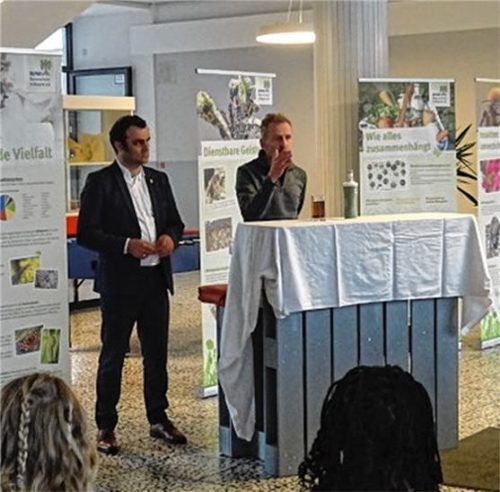 Bürgermeister Alois Loferer (links) und Thomas Restle, Schriftführer der Ortsgruppe Bad Endorf/Eggstätt Bund Naturschutz, eröffneten die Ausstellung. Foto re