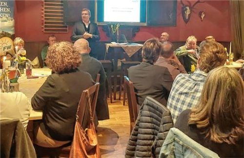 Bürgermeister Christoph Schneider erläuterte bei dem Austausch den Haushaltsplan. Foto riedl