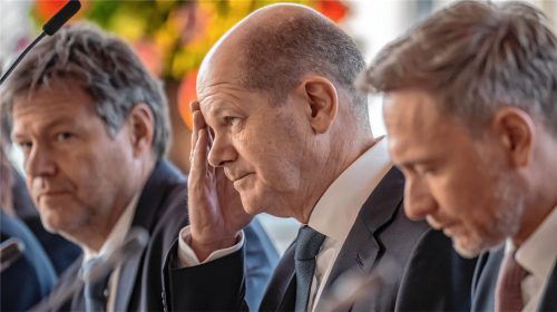 Bundeskanzler Olaf Scholz (Mitte, SPD), nimmt neben Robert Habeck (links, Bündnis 90/Die Grünen), Bundesminister für Wirtschaft und Klimaschutz, und Christian Lindner (FDP), Bundesminister der Finanzen, an den deutsch-niederländischen Regierungskonsultationen in Rotterdam teil. Foto dpa