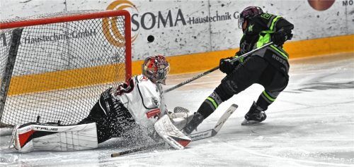 Chance für den zweifachen Torschützen Stefan Reiter, der hier an Brett Jaeger scheiterte. Foto Hans-Jürgen Ziegler