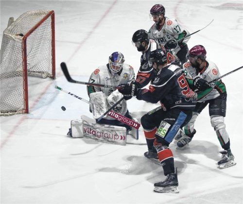 Chance für die Hannover Scorpions: Julian Airich kommt gegen den erneut starken Starbulls-Keeper Christopher Kolarz zu spät. Foto Florian Petrow