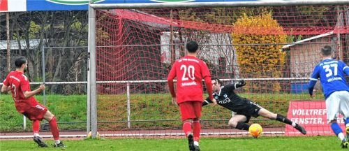 Da war die Fußball-Welt für 1860 Rosenheim noch in Ordnung: Der zweifache Torschütze Bojan Tanev traf per Elfmeter zum 2:0. Foto Hans-Jürgen Ziegler