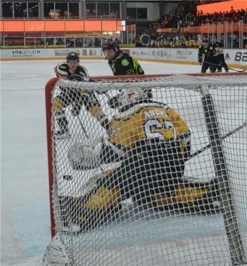 Da war noch Feierstimmung angesagt: Brad McGowan erzielte das 3:1 für Rosenheim.Foto Franz Ruprecht