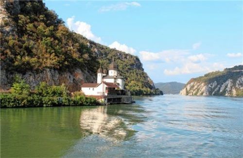 Das „Eiserne Tor“ mit dem Kloster Mraconia zwischen Serbien und Rumänien gilt als einer der imposantesten Taldurchbrüche Europas. Foto DJD/Donau Touristik/Elke Clemens Kullmann
