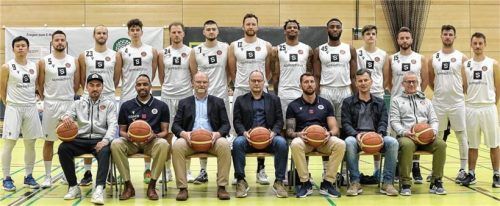 Das erfolgreiche Team des TV Traunstein: hinten von links Kaz Yokoyama, Tom Weber, Victor Langner, Jonas Keil, Jakob Kock, Noel Friedl, Stefan Gruber, Vince Garrett, Garric Young, Felix Schwankner, Markus Haindl, Peter Breitfeld, Valentin Rausch; vorne von links Rafael Fedaie (Sportwart), Aaron Mitchell (Co-Trainer und Jugendkoordinator), Lorenz Fakler (Geschäftsführer Chiemgau Baskets GmbH), Franz Buchenrieder (Abteilungsleiter und Sportdirektor), Tobias Guggenhuber (Headcoach), Dr. Stefan Mengel (Mannschaftsarzt), Sebastian Ring (Pressesprecher).Foto Hans Weitz