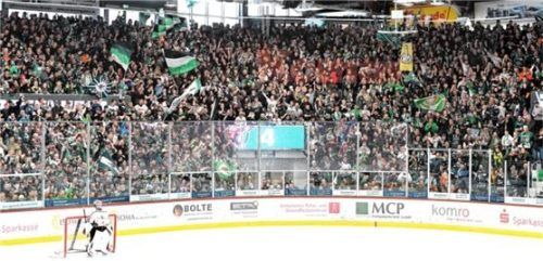 Das erwartet die Hannoveraner und ihren Torhüter Brett Jaeger auch am Freitag wieder. Eine brechend volle Mangfallkurve und euphorisierte Rosenheimer Eishockeyfans. Foto Hans-Jürgen Ziegler