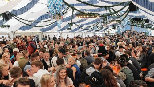 Das Festzelt am Panger Volksfest ist immer eine Augenweide.Fotos Knarr