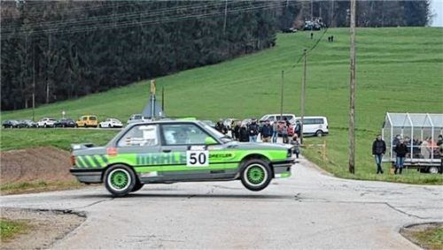 Das RGR-Duo Haagn/Fellermair bei einer rasanten Straßenüberquerung. Foto Haagn