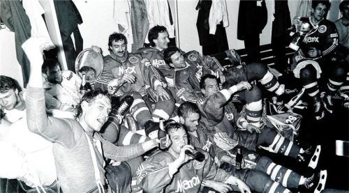 Das Rosenheimer Meisterteam von 1989, als man in Düsseldorf den entscheidenden dritten Sieg feierte. Foto Hans-Jürgen Ziegler
