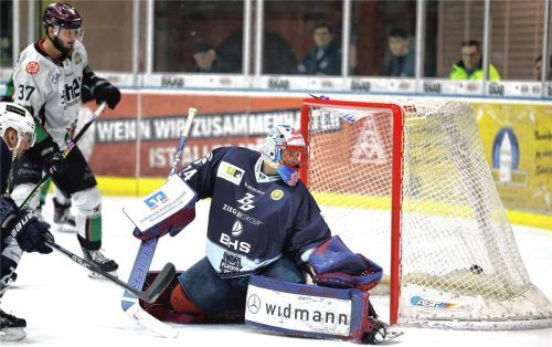 Das war der 2:2-Ausgleich für die Starbulls beim Dienstag-Gastspiel in Weiden: Lukas Laub (nicht auf dem Bild) traf im Überzahlspiel mit einer Direktabnahme. Foto  Tobias Neubert
