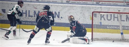 Der 1:0-Führungstreffer der Starbulls Rosenheim durch Manuel Strodel, der nach schönem Pass von Travis Oleksuk traf. Foto Florian Petrow