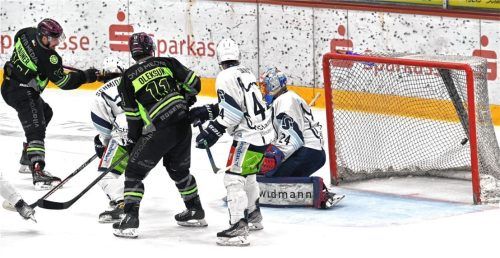 Der 1:1-Ausgleich für Rosenheim: Torjäger Norman Hauner (links) stand goldrichtig und traf zum 1:1. Foto Hans-Jürgen Ziegler
