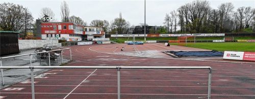 Der alte Bodenbelag der Leichtathletikanlagen im Rosenheimer Jahnstadion ist für Schüler und Sportler zunehmend ein Gesundheitsrisiko. Foto  Peter Schlecker