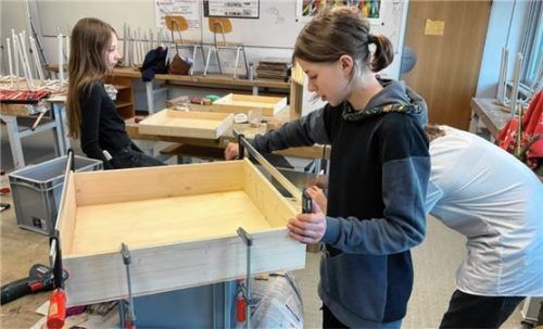 Der Arbeitskreis Holz und Bau am Inntal-Gymnasium arbeitet an einem Schrank und Materialregal.Foto  Gottfriedsen