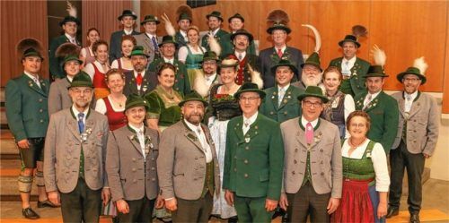 Der Gauausschuss mit (vorne, von links) Gauschriftführer Sepp Sperr, den Gauvorsitzenden Florian Niedermaier, Michi Hauser und Alfred Gehmacher, Gaukassier Peter Feldschmidt und Gaupressewartin Inge Erb.Foto loferer