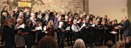 Der gemischte Chor unter Leitung von Roland Büchner beim „Jubilate Deo“ im Rahmen des geistlichen Konzerts. Fotos Strim