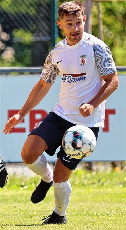 Der Knoten ist geplatzt: Michael Barthuber führte den TSV Wasserburg mit einem Hattrick zum wichtigen Auswärtserfolg beim ASV Dachau.Foto Christian Butzhammer
