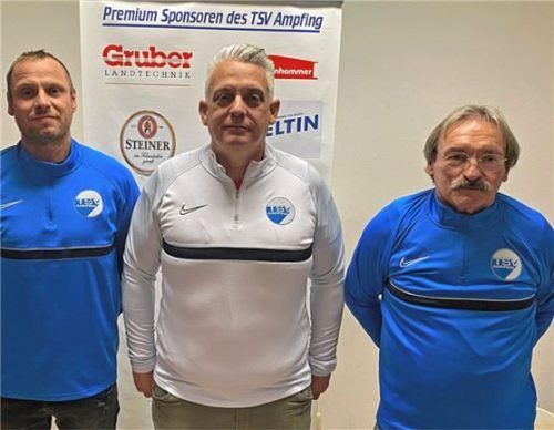 Der künftige Trainer Christian Hutterer (Mitte) bei der Präsentation mit Ampfings Abteilungsleiter Ernie Kühnstetter und Tom Jacobi.Foto TSV Ampfing