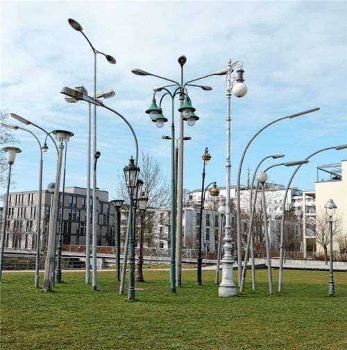 Der „Leuchtenwald“, den die Hamburger Künstlerin Sonja Vordermaier für die Landesgartenschau (LGS) Rosenheim 2010 konzipierte, ist Treffpunkt und beliebtes Fotomotiv im Mangfallpark Nord.Foto Frick