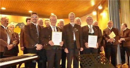 Der Männergesangverein Brannenburg-Schloß bei der Ehrung langjähriger Mitglieder: (vorne, von links) Dirigent Erik Mack, Heinz Bertel, Vorsitzender Sepp Kaffl und Bernhard Kreuz.Foto re