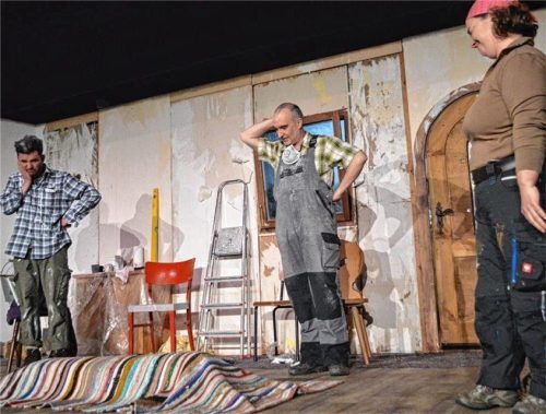 Der „Mörderbuckel“ sorgt für Kopfzerbrechen. Auf der Bühne spielen (von links) Florian Sieber, Matthias Bauer und Susi Zweckstätter.Foto Sieberath