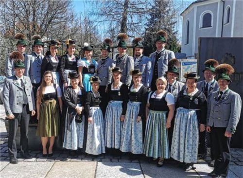 Der neu gewählte Vorstand der Söllhubener Trachtler.Foto re