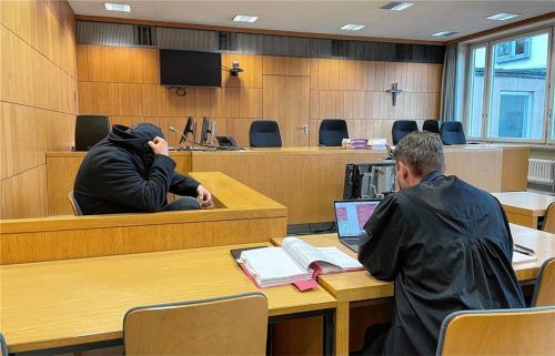 Der nicht in Untersuchungshaft sitzende Angeklagte hatte sich vor Verhandlungsbeginn dick vermummt, um auf Fotos nicht erkannt zu werden.Foto Kretzmer-Diepold