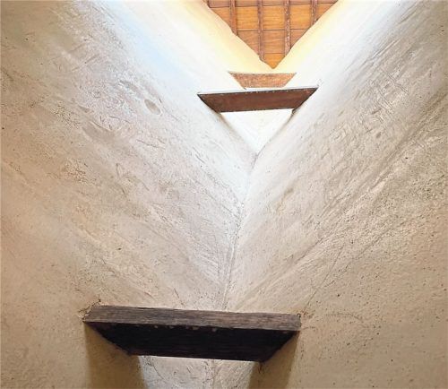 Der Schacht eines Windturms in Al Jazirah Al Hamra. Foto Christoph Kastenbauer