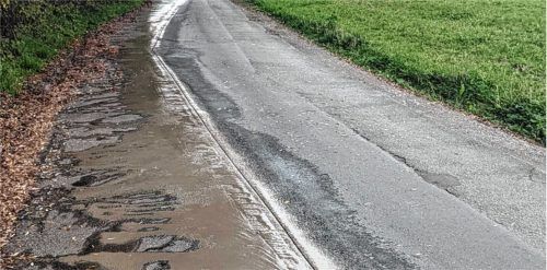 Der Schnitt im Asphalt markierte bislang die Grundstücksgrenzen in der Eichfeldstraße. Nach dem Grundstückstausch ist Christof Huber nicht mehr der Eigentümer der strittigen Flächen. Foto Lünhörster