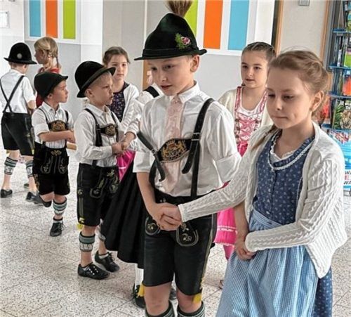 Der Trachtenverein D’Simsseer besuchte die Pruttinger Grundschulkinder und bat zum Tanz. Foto re
