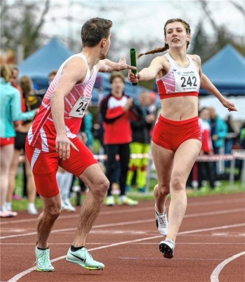 Der TSV 1860 Rosenheim wurde bayerischer Vizemeister in der Mixed-Staffel: Ida Schellenberg wechselt hier auf Noah Merlin. Foto Andreas Klupp