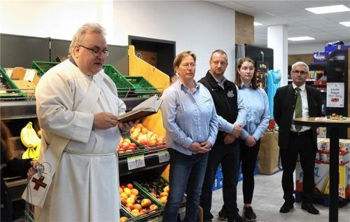 Diakon Clemens Rude (v.l.), Inhaber Claudia und Michael Weiß, Tochter Johanna und Bürgermeister Michael Hausperger bei der feierlichen Einweihung am Samstag.Fotos Franz Maier