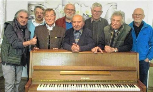 Die aktuelle MGV-Vorstandschaft: (von links) Chorleiter und Zweiter Vorsitzender Wolfgang Zeller, Fähnrich Erwin Buchner, Kassenverwalter Helmut Janura, Beisitzer Klaus Riedel, Schriftführer Josef Pauker, Notenwart Bernhard Holzner, Vorsitzender Manfred Panhans und Beisitzer Peter Tresenreiter. Foto re