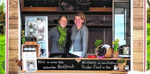 Die Bäuerinnen Christiane Voggenauer (links) und Rosina Gabriel haben sich in Frasdorf mit ihrem „Bergbauernwagerl“ in der Direktvermarktung ihres Rindfleischs selbstständig gemacht. Foto Bergbauernwagerl