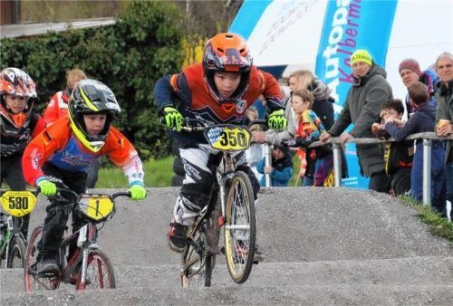 Die Bayernliga im BMX Racing startet am heutigen Samstag am BMX-Gelände in Kolbermoor. Mit dabei ist auch Andi Neudert – hier mit der Startnummer 350 bei einem Rennen im Jahr 2022. Er fährt dieses Jahr schon in seiner fünften Saison BMX Rennen. Foto Gruber
