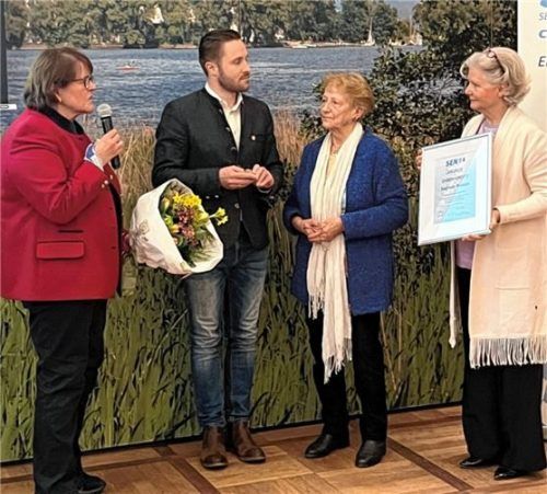 Die Bezirksvorsitzende der Senioren-Union (von links) Ilse Weiß und Landtagskandidat Daniel Artmann sowie die Kreisvorsitzende Sigrid Knothe bedanken sich bei der ehemaligen Vorsitzenden Sieglinde Wunsam.Foto re