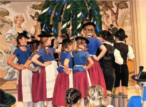 Die dritte Trachtlergruppe führte beim Vereinsabend den Laubentanz auf. Foto Kolb