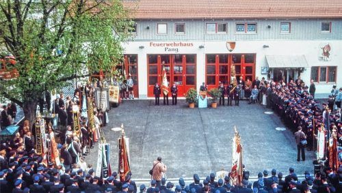 Die Einweihungsfeier des neuen Feuerwehrhauses am Schulweg fand zum 130-jährigen Bestehen am 27. April 2003 mit dem damaligen Pfarrer Korbinian Kreuz und Rosenheims ehemaliger Oberbürgermeisterin Gabriele Bauer statt.Fotos Aerzbäck/Kaffl