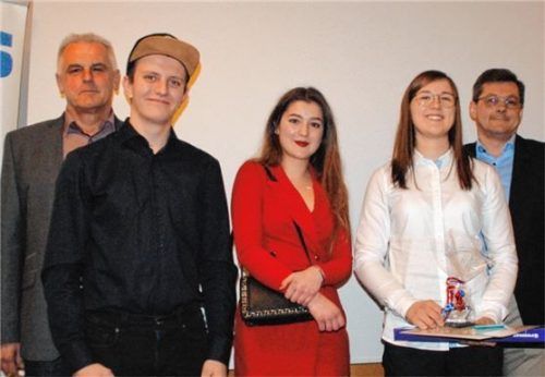 Die erfolgreichsten Feinwerkmechaniker: (von links) Innungsobermeister Anton Hudlberger, Maximilian Pakosch (dritter Platz), Carina Eulberg (zweiter Platz) und Andrea Redenböck (erster Platz) sowie Prüfungsausschussvorsitzender Rupert Aigner.
