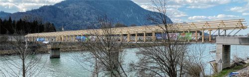 Die Fahrradbrücke von Oberaudorf nach Erl wird bald wieder eröffnet. Aktuell werden die Dachelemente aufgebaut und die Brücke mit Holz verschalt. Foto Trautmann